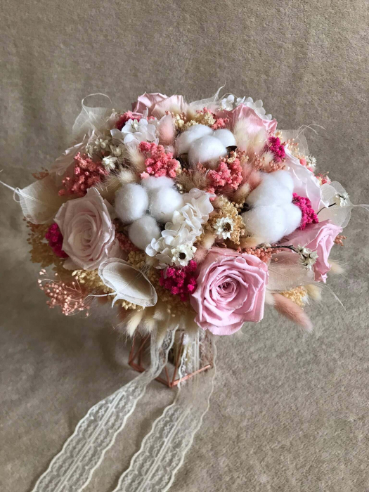 Buchet flori cu trandafiri si flori de bumbac [1]