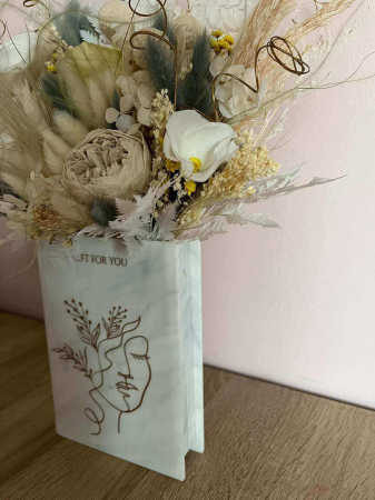 Aranjament floral in suport carte [2]