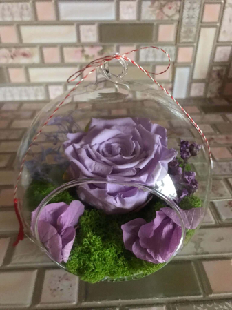 Aranjamente cu licheni si flori criogenate - Trandafir criogenat in glob sticla