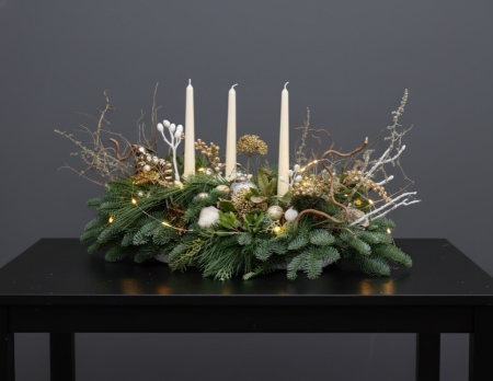 CRACIUN - DECORATIUNE PENTRU CRACIUN DIN BRAD NATURAL SI ELEMENTE NATURALE - WHITE&GOLD CHRISTMAS