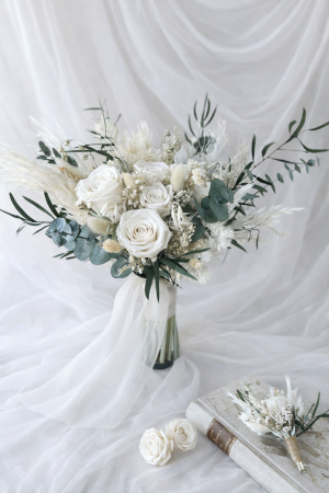 BUCHETE MIREASA - BUCHET MIREASA SERENITY WHITE CU TRANDAFIRI CRIOGENATI SI PLANTE NATURALE STABILIZATE