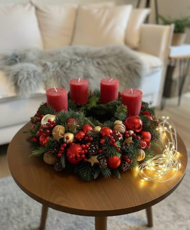 CRACIUN - DECORATIUNE DIN BRAD NATURAL CU 4 LUMANRI ROSII - CHRISTMAS ENERGY