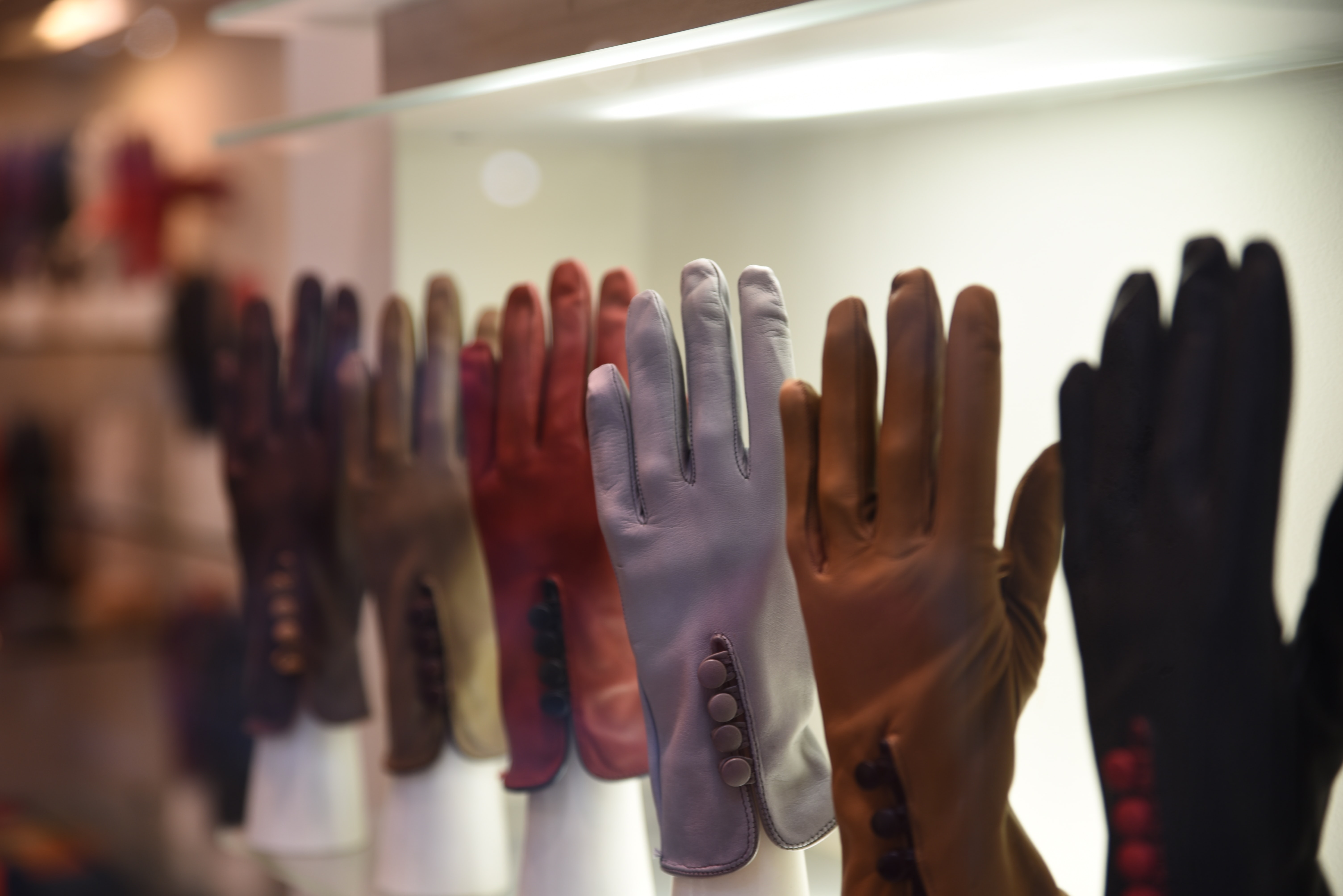 Mănușile colorate din piele, un trend al anului 2022