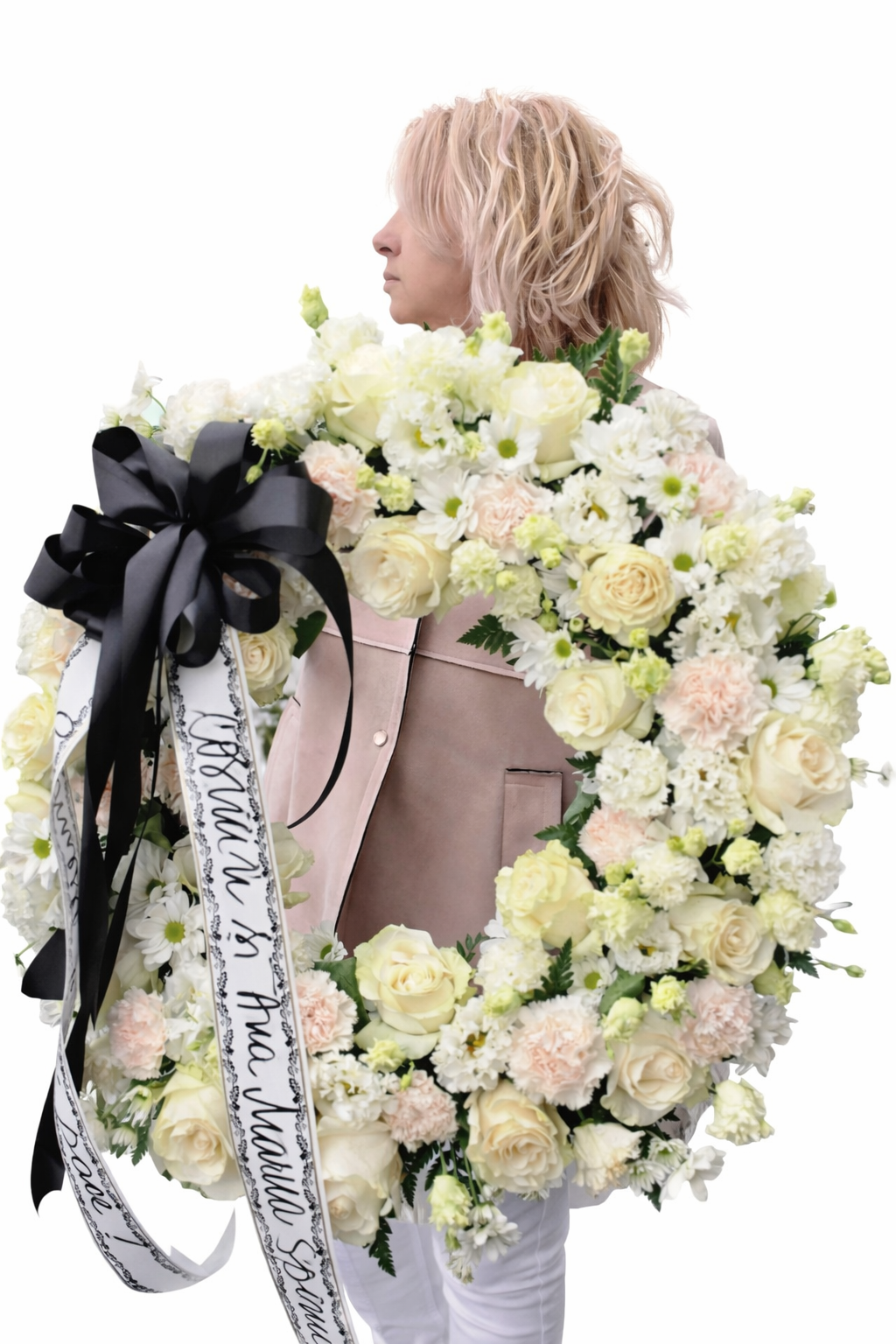 Coroană funerară delicată alb-crem cu trandafiri 80cm – livrare rapidă în Iași