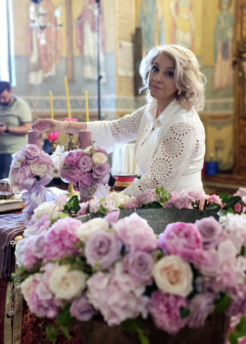 Decor cristelniță Iași din flori naturale roz – aranjament premium cu livrare și montare la biserică [4]