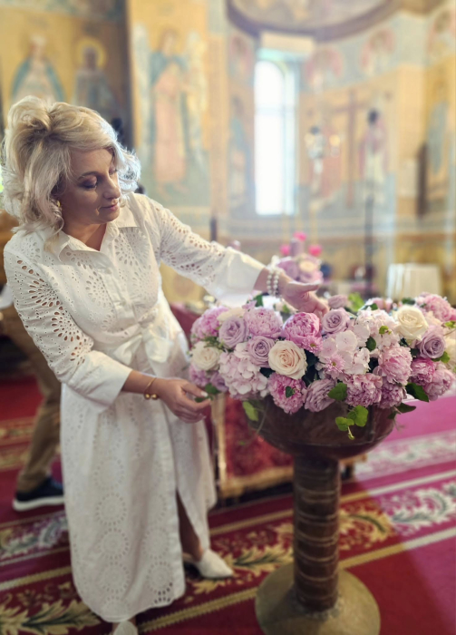 Decor cristelniță Iași din flori naturale roz – aranjament premium cu livrare și montare la biserică [2]