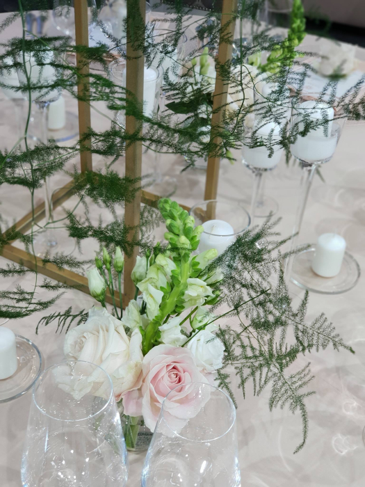 Aranjament masă nuntă XXL luxury alb-roz suport auriu Iași [3]