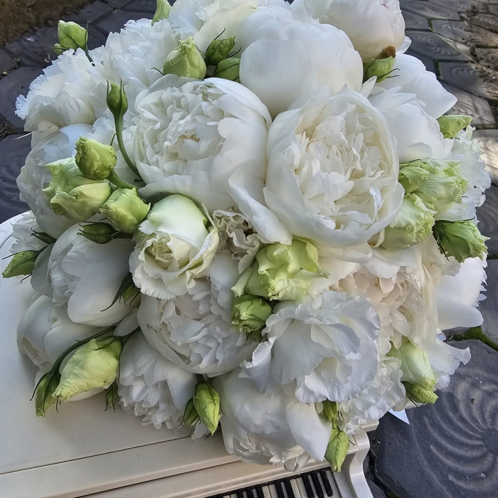 Buchet mireasă bujori albi Iași – design elegant [8]