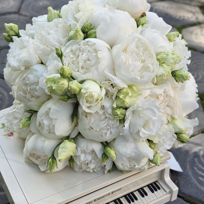 Buchet mireasă bujori albi Iași – design elegant [7]