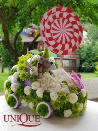 cadou botez carucior din flori naturale iasi aranjament floral bebelusi [3]