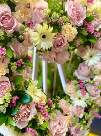 coroana-funerara-inima-flori-multicolore-iasi [2]