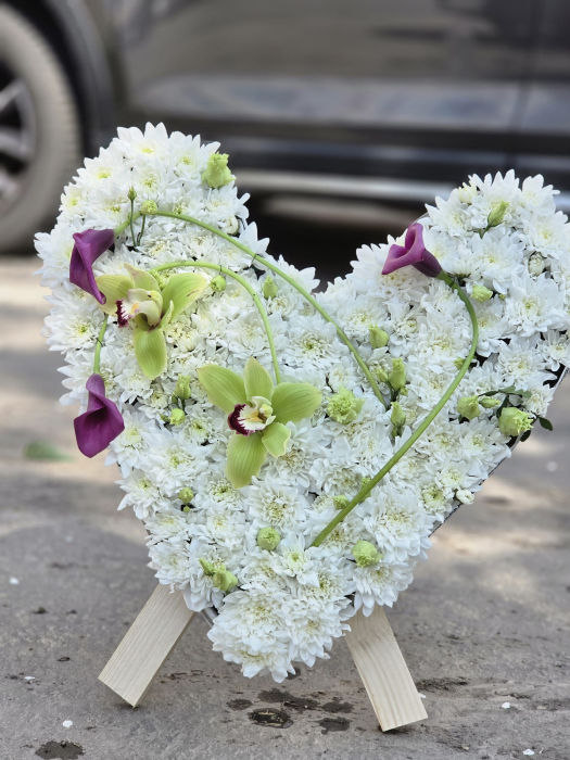 Coroană funerară inimă albă flori naturale livrare rapidă Iași [4]