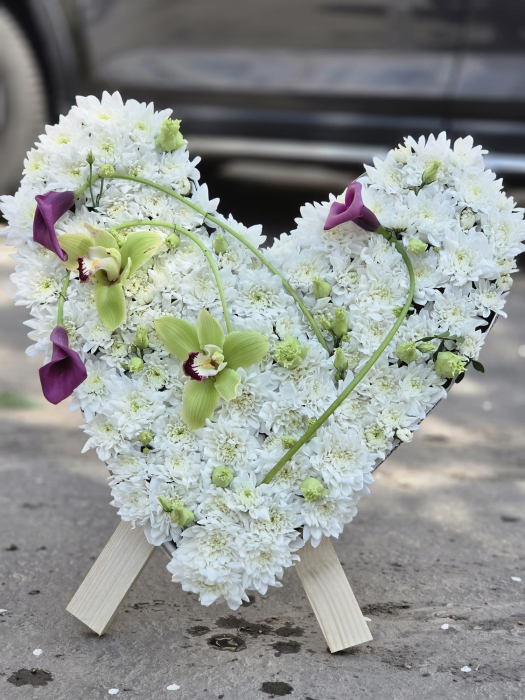 Coroană funerară inimă albă flori naturale livrare rapidă Iași [5]