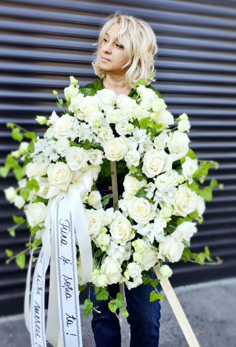 coroana-funerara-rotunda-alba-premium-trandafiri-eustoma-iasi.jpg [4]