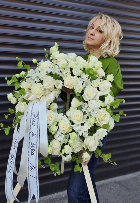 coroana-funerara-rotunda-alba-premium-trandafiri-eustoma-iasi.jpg [2]