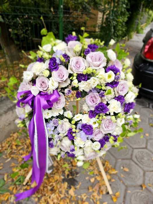 coroana-funerara-mov-alb-premium-iasi-trandafiri-lisianthus.jpg [3]