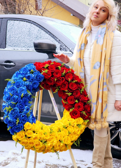 Coroană funerară tricolor Iași – flori naturale pentru ceremonii oficiale [2]