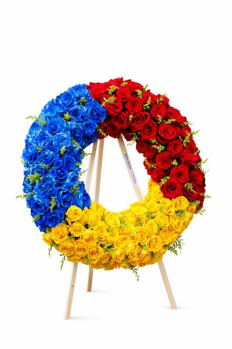Coroană funerară tricolor Iași – flori naturale pentru ceremonii oficiale [1]