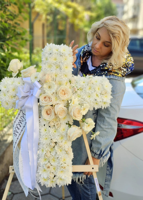 Cruce funerara alba crizanteme trandafiri livrare Iasi [4]