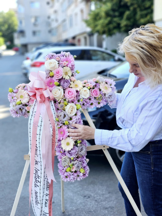 cruce funerara luxury pastel trandafiri flori mixte iasi [2]