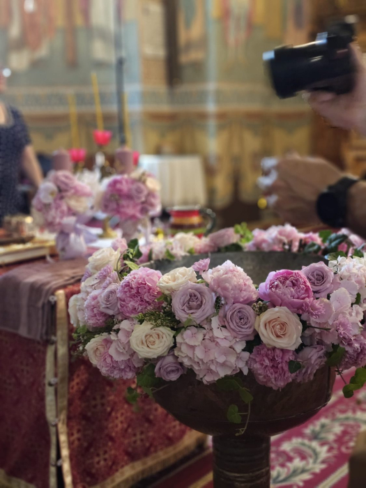 Decor cristelniță Iași din flori naturale roz – aranjament premium cu livrare și montare la biserică [5]