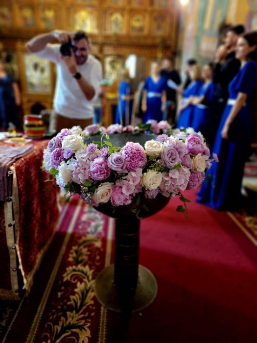 Decor cristelniță Iași din flori naturale roz – aranjament premium cu livrare și montare la biserică [6]