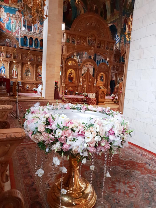 Decor cristelnita cu pene, cristale si flori [5]