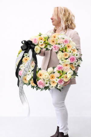 Coroane funerare Iași - coroana-funerara-rotunda-flori-naturale-iasi