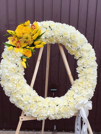 Coroană Funerară Rotundă Alb-Galben Iași | Flori Naturale Premium cu Livrare Rapidă [5]