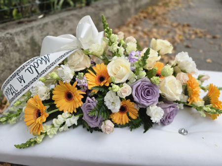 Aranjamente Funerare Iași - Aranjament funerar capac sicriu Iași din flori naturale – livrare rapidă