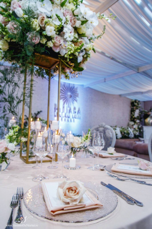 Aranjament masă nuntă XXL luxury alb-roz suport auriu Iași [1]