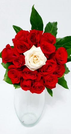 Buchete flori - Buchet trandafiri rosii si unul alb