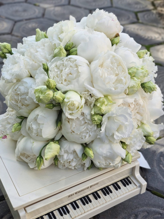 Buchet mireasă bujori albi Iași – design elegant [3]