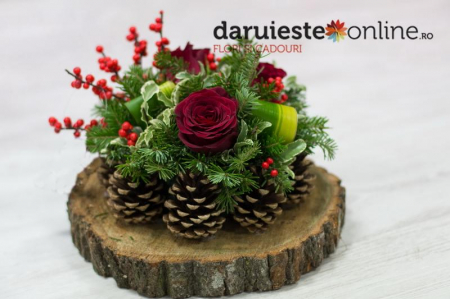 Produse - Buturuga cu brad, conuri, trandafiri si ilex.