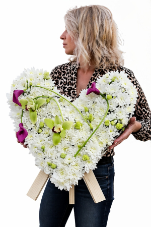 Funerare - Coroană funerară inimă albă flori naturale livrare rapidă Iași