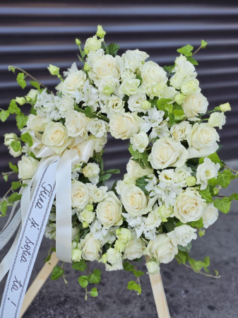 coroana-funerara-rotunda-alba-premium-trandafiri-eustoma-iasi.jpg [4]