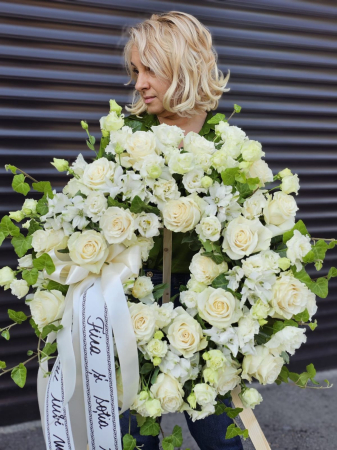 coroana-funerara-rotunda-alba-premium-trandafiri-eustoma-iasi.jpg [2]