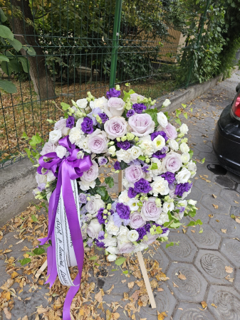 coroana-funerara-mov-alb-premium-iasi-trandafiri-lisianthus.jpg [1]