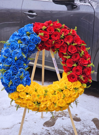 Coroană funerară tricolor Iași – flori naturale pentru ceremonii oficiale [3]