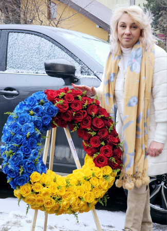 Coroană funerară tricolor Iași – flori naturale pentru ceremonii oficiale [2]