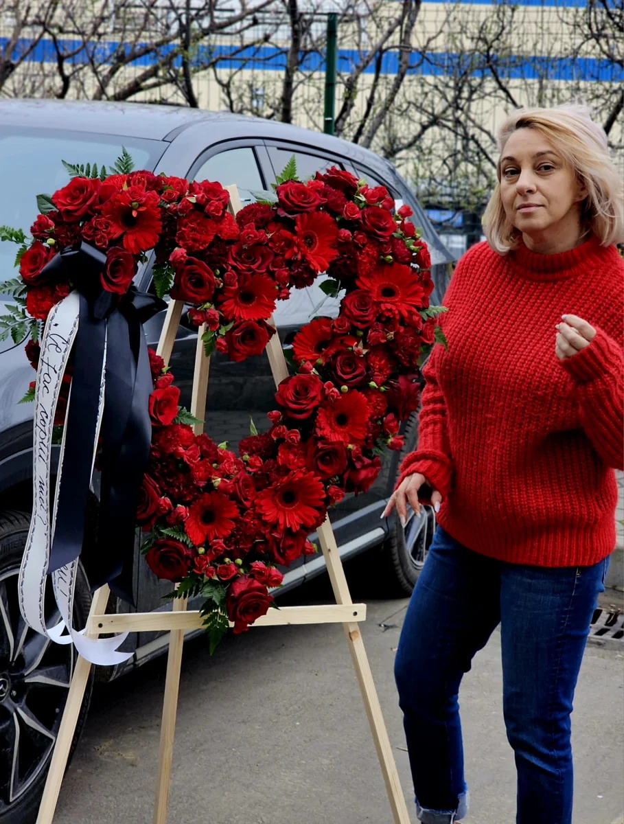 Coroană funerară inimă 80 cm „Dragoste Eternă”, realizată din trandafiri roșii premium și flori naturale proaspete. Model elegant și emoționant, ideal pentru ceremonii funerare, cu livrare rapidă în Iași la capelă sau cimitir. [1]