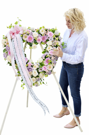 Coroane funerare Bucium - coroana inima funerara luxury pastel trandafiri flori mixte iasi