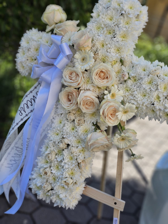 Cruce funerara alba crizanteme trandafiri livrare Iasi [1]