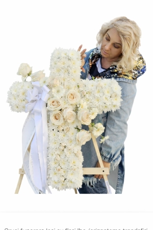 Coroane funerare Bucium - Cruce funerara alba crizanteme trandafiri livrare Iasi
