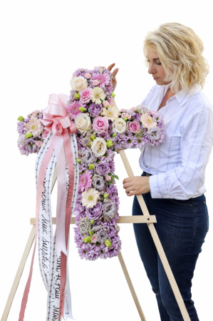 Coroane funerare Bucium - cruce funerara luxury pastel trandafiri flori mixte iasi