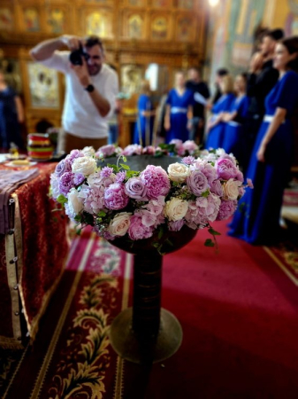 Decor cristelniță Iași din flori naturale roz – aranjament premium cu livrare și montare la biserică [5]