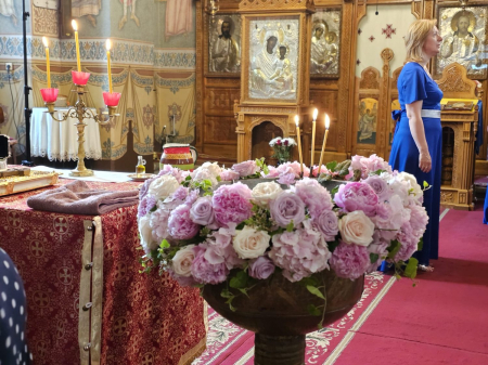 Decor cristelniță Iași din flori naturale roz – aranjament premium cu livrare și montare la biserică [6]