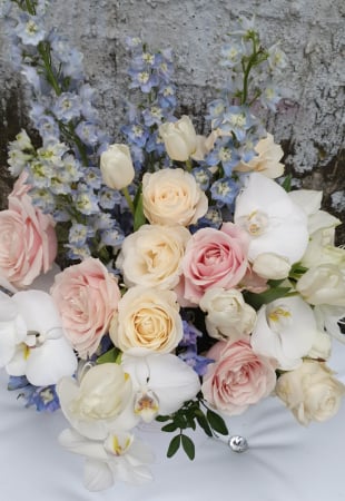 Cutie rotundă albă cu flori în culori pastel [4]
