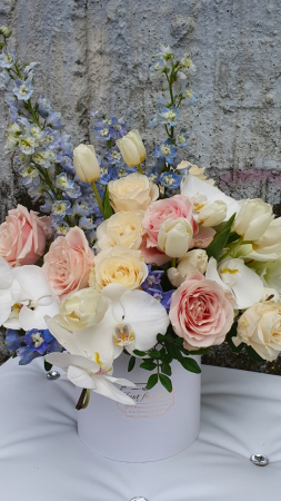 Cutie rotundă albă cu flori în culori pastel [5]