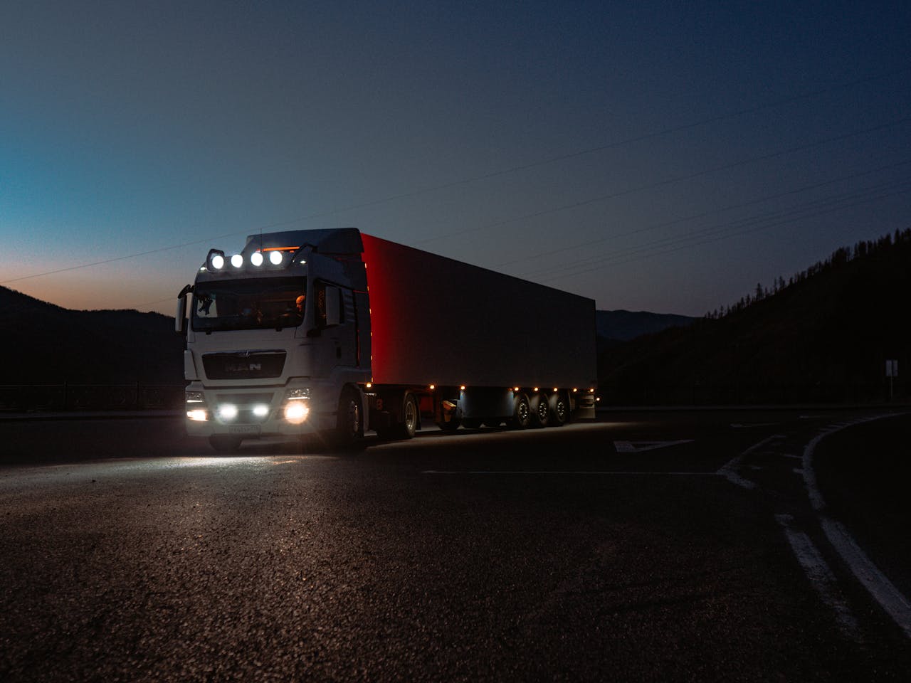 Condusul pe timp de noapte: Cum sa iti dotezi camionul pentru siguranta sporita pe vizibilitate redusa
